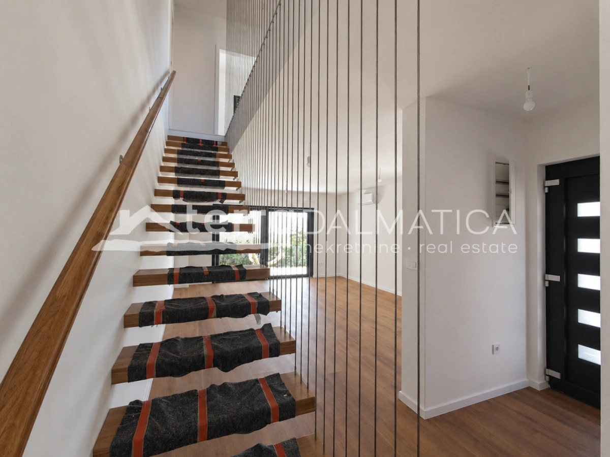 Haus in Vodice – Neubau mit 2 Terrassen und einem Hof