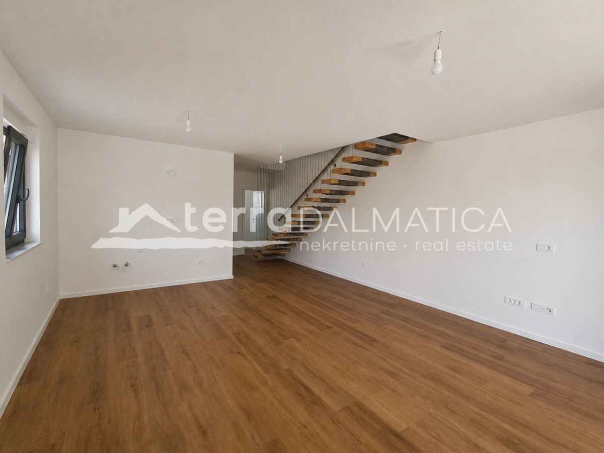 Haus in Vodice – Neubau mit 2 Terrassen und einem Hof