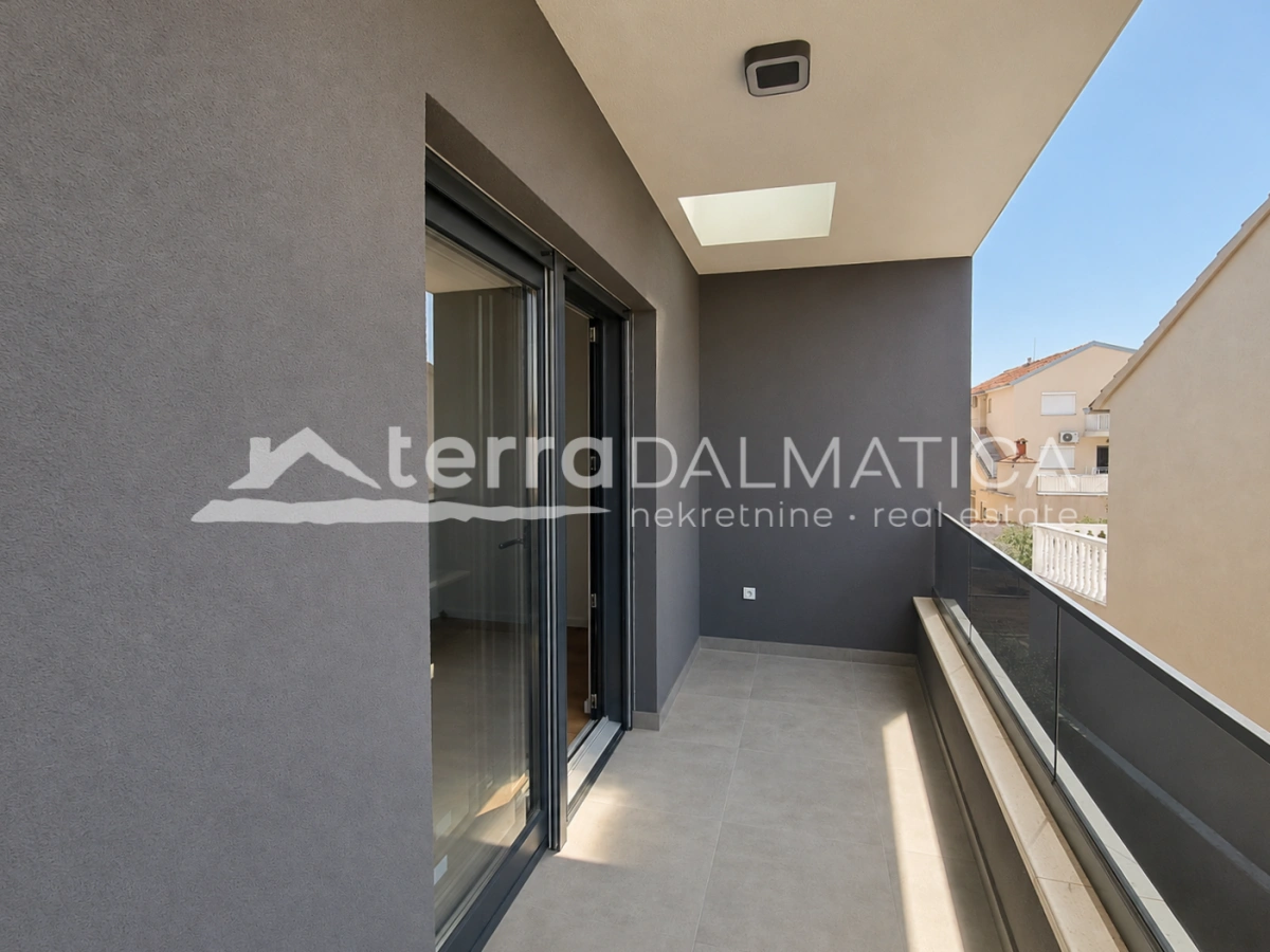 Haus in Vodice – Neubau mit 2 Terrassen und einem Hof
