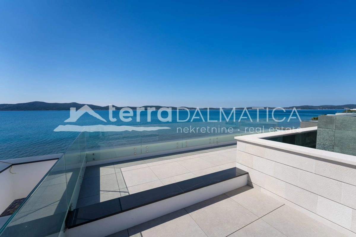 Penthouse in Sukošan – erste Reihe zum Meer mit Swimmingpool und privatem Aufzug