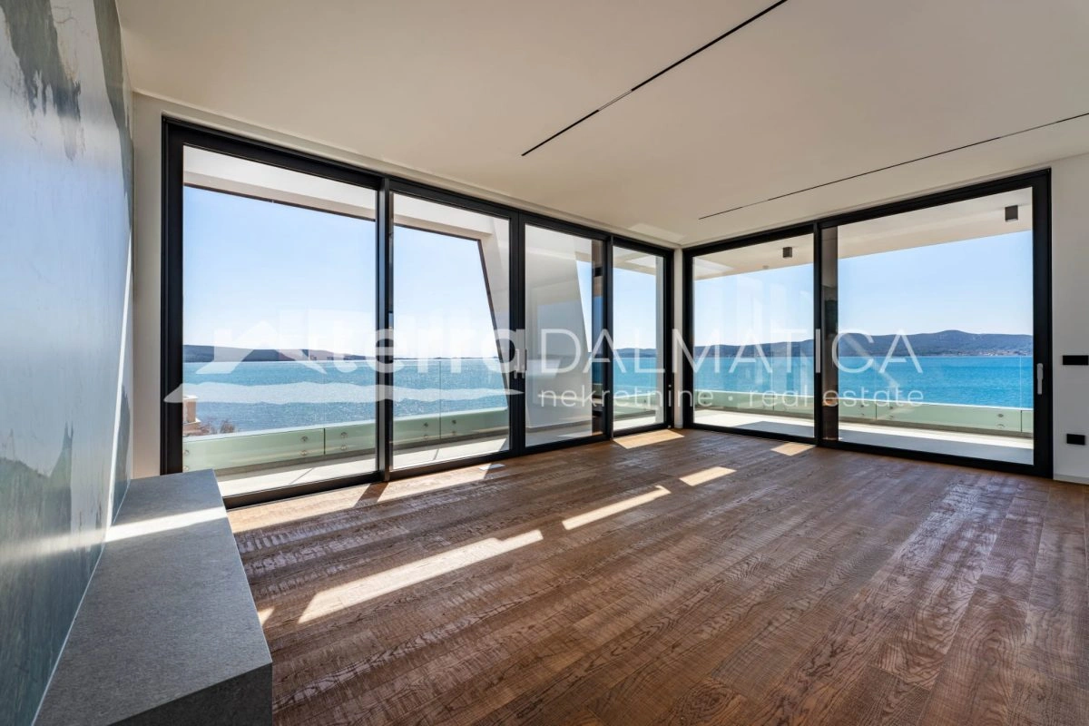 Penthouse in Sukošan – erste Reihe zum Meer mit Swimmingpool und privatem Aufzug