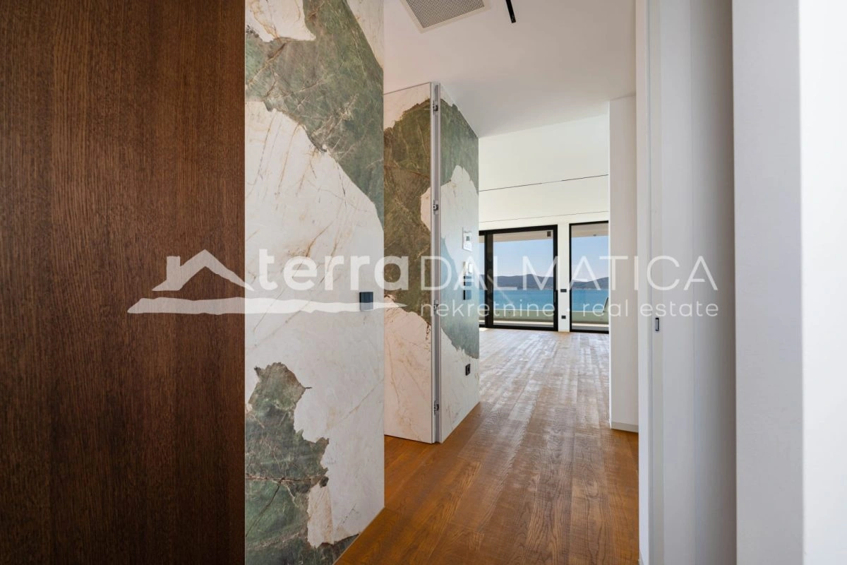 Penthouse in Sukošan – erste Reihe zum Meer mit Swimmingpool und privatem Aufzug
