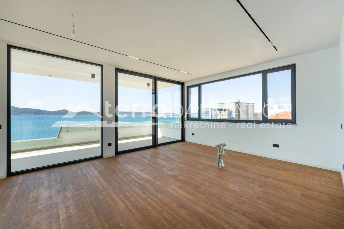 Penthouse in Sukošan – erste Reihe zum Meer mit Swimmingpool und privatem Aufzug