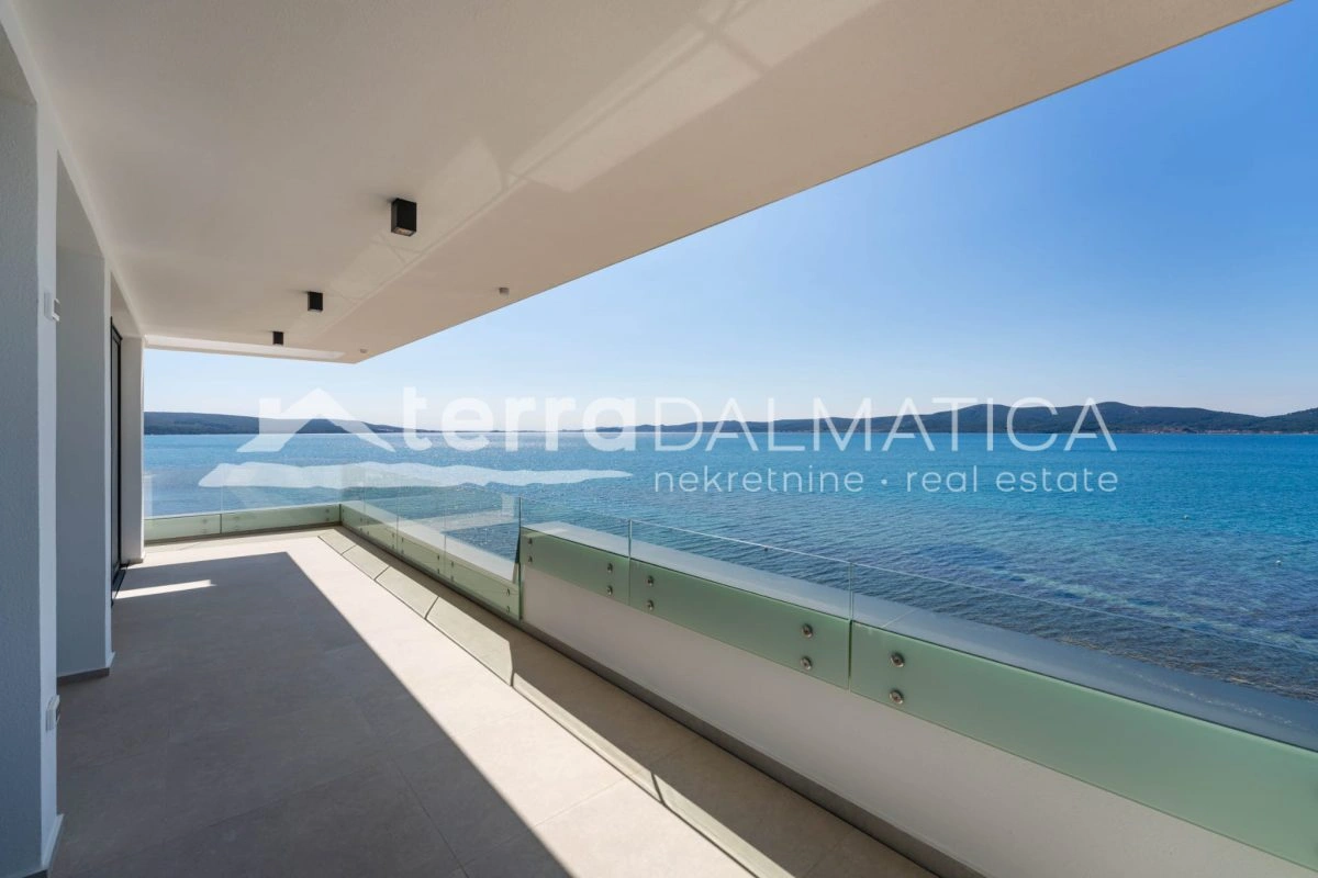 Penthouse in Sukošan – erste Reihe zum Meer mit Swimmingpool und privatem Aufzug