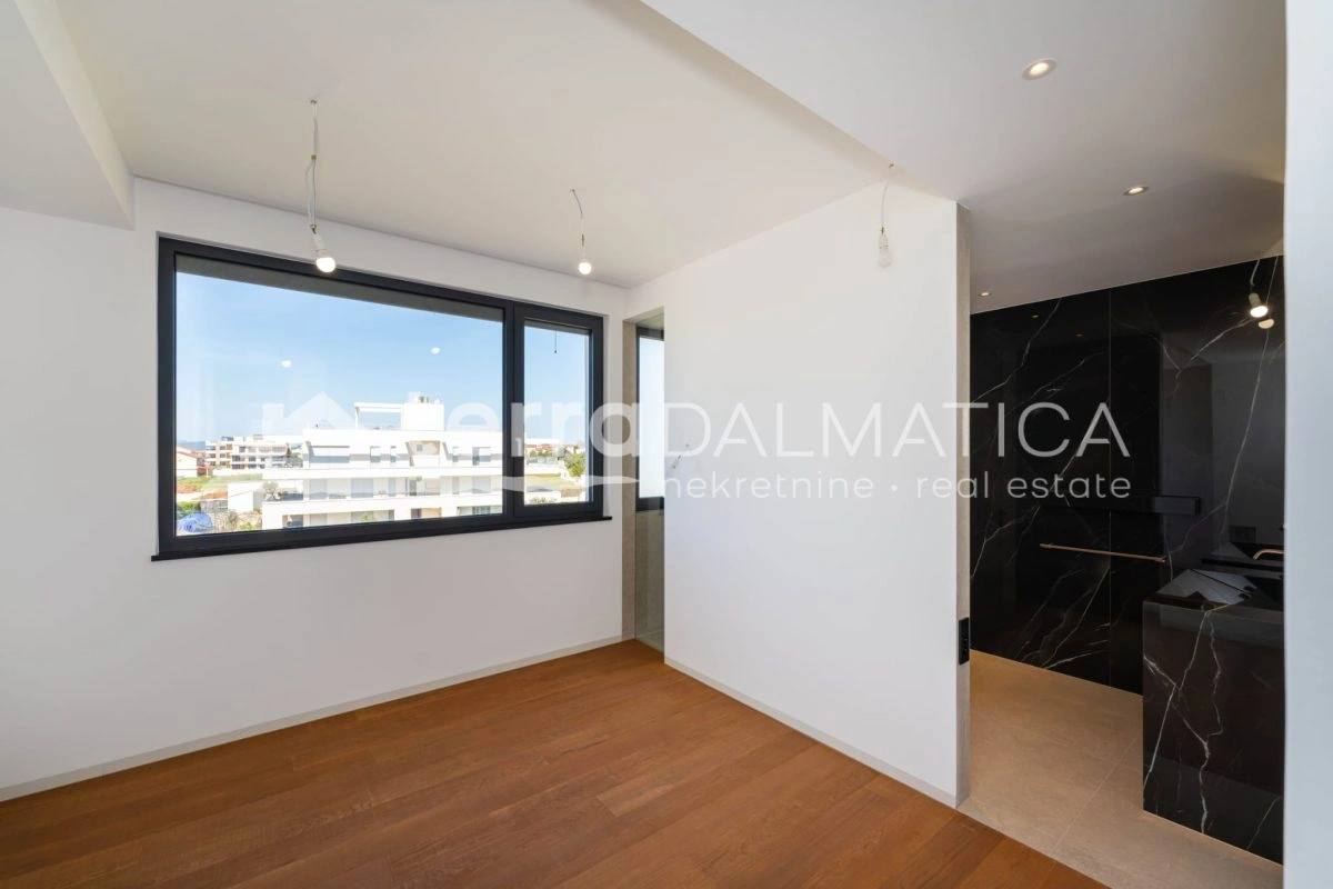 Penthouse in Sukošan – erste Reihe zum Meer mit Swimmingpool und privatem Aufzug