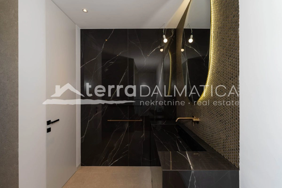Penthouse in Sukošan – erste Reihe zum Meer mit Swimmingpool und privatem Aufzug