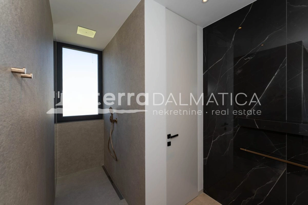 Penthouse in Sukošan – erste Reihe zum Meer mit Swimmingpool und privatem Aufzug