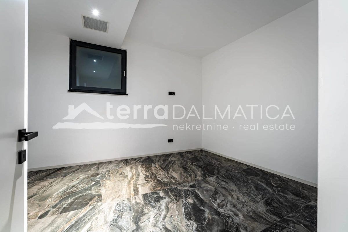 Penthouse in Sukošan – erste Reihe zum Meer mit Swimmingpool und privatem Aufzug
