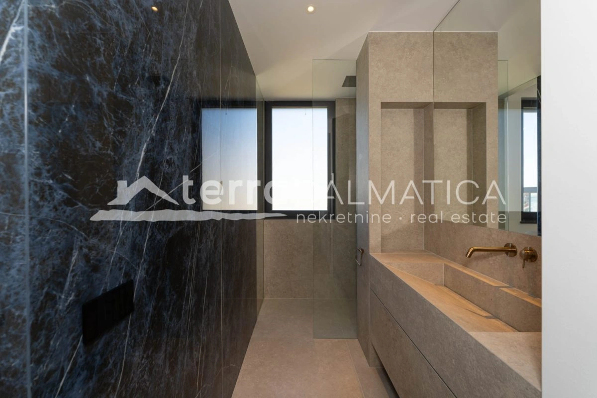 Penthouse in Sukošan – erste Reihe zum Meer mit Swimmingpool und privatem Aufzug