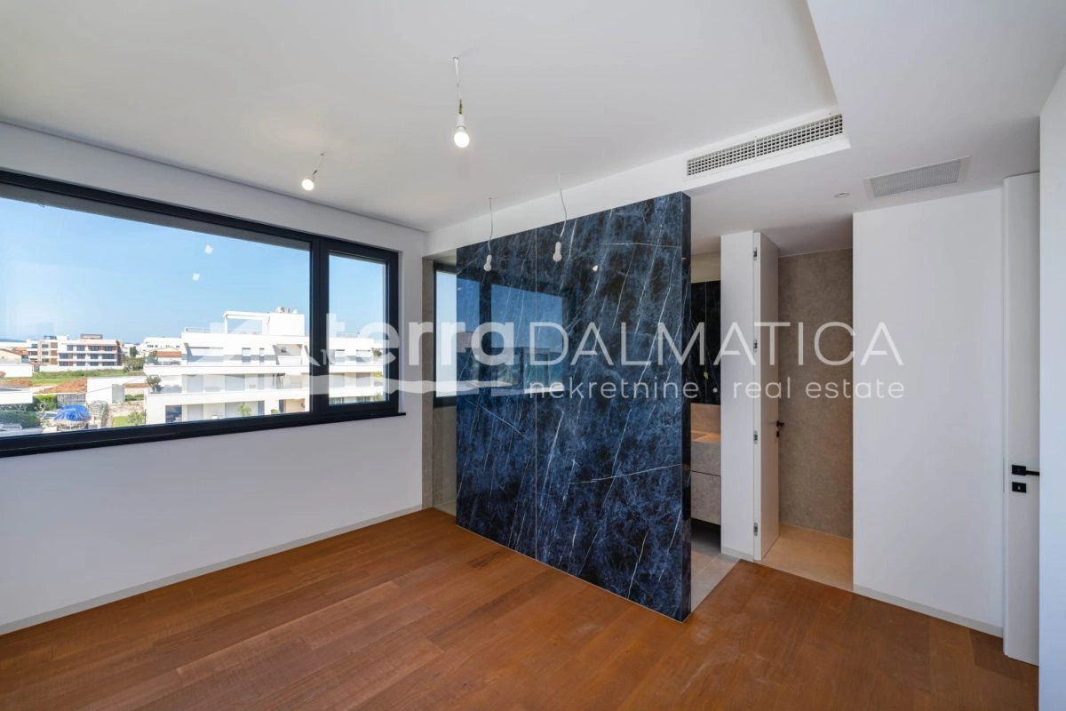 Penthouse in Sukošan – erste Reihe zum Meer mit Swimmingpool und privatem Aufzug