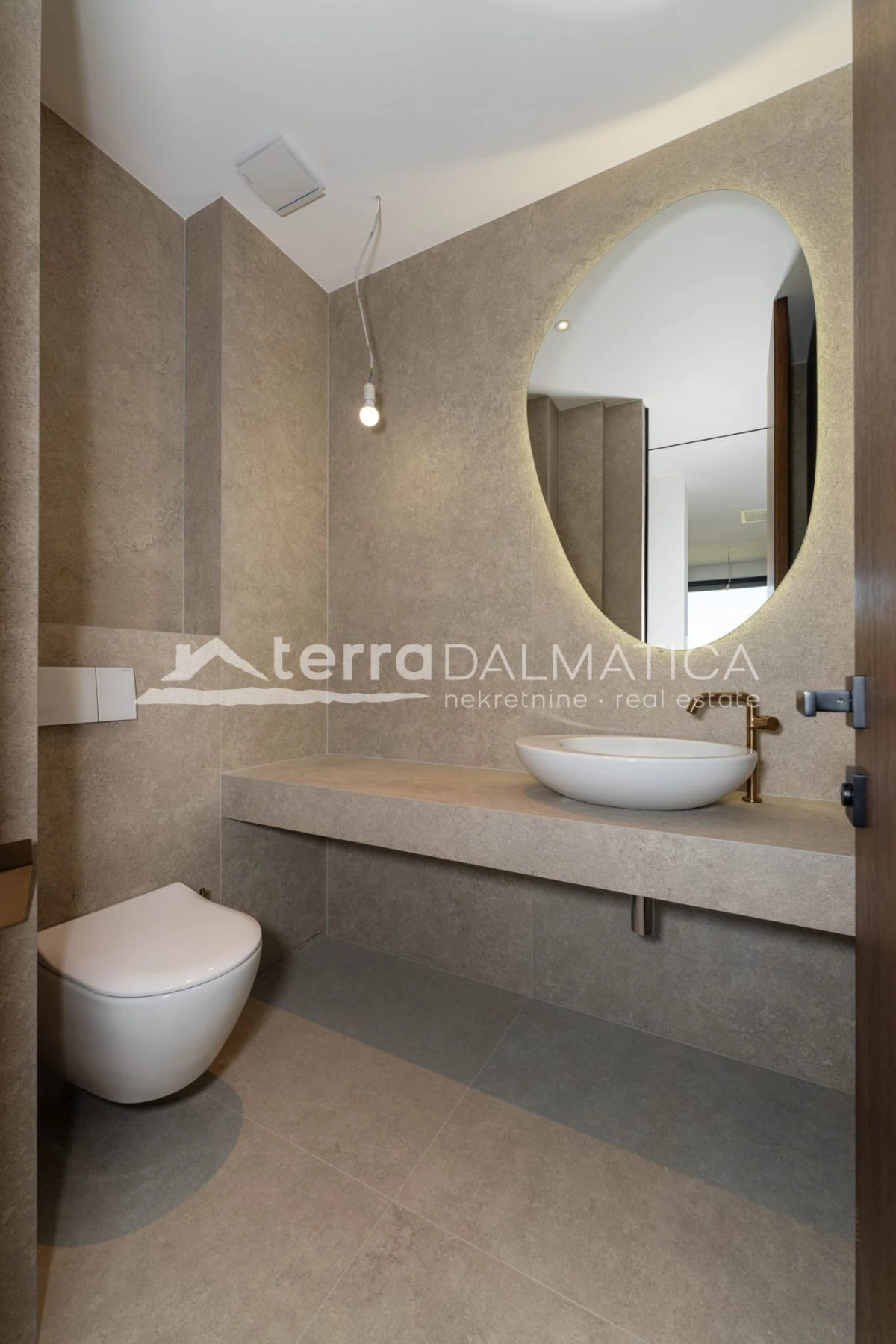 Penthouse in Sukošan – erste Reihe zum Meer mit Swimmingpool und privatem Aufzug