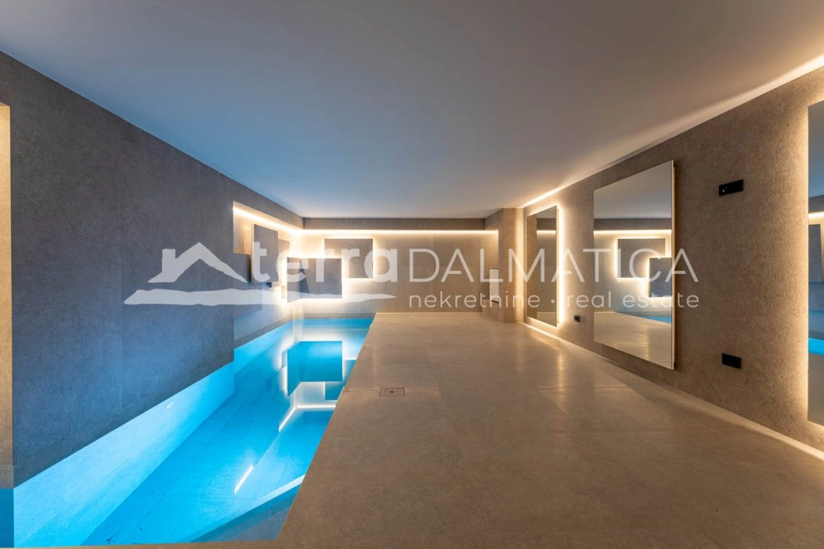 Penthouse in Sukošan – erste Reihe zum Meer mit Swimmingpool und privatem Aufzug