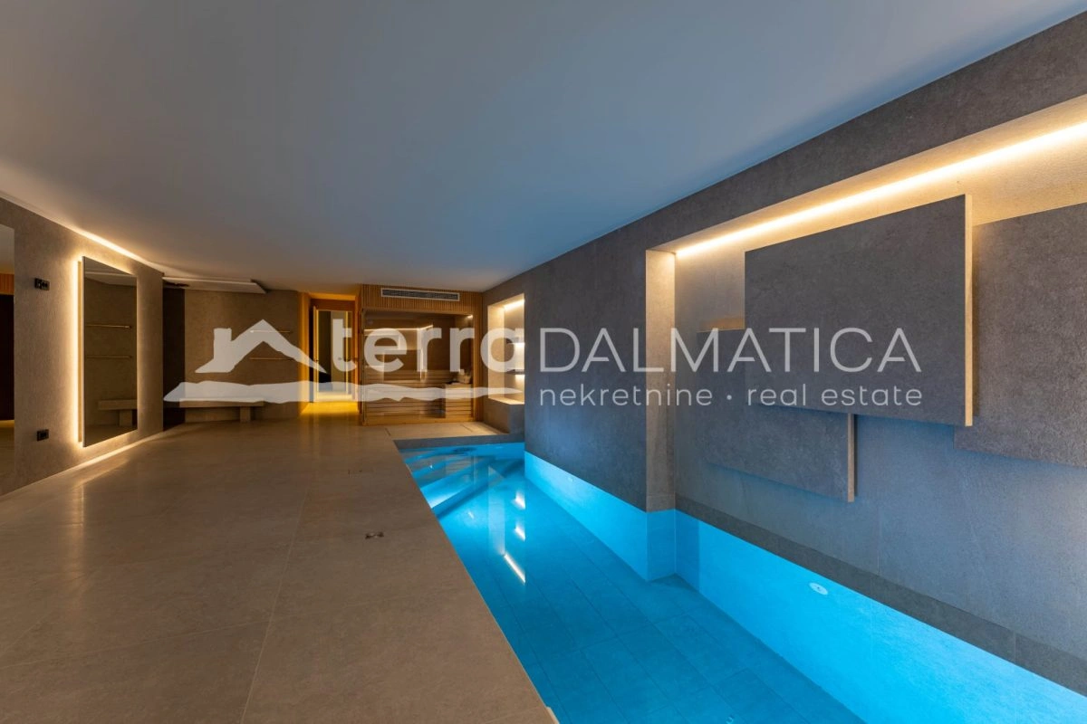 Penthouse in Sukošan – erste Reihe zum Meer mit Swimmingpool und privatem Aufzug