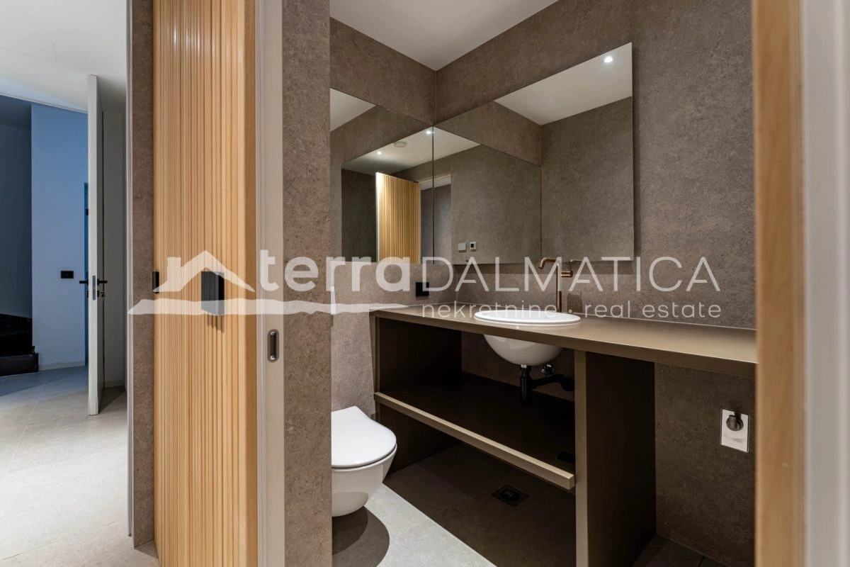 Penthouse in Sukošan – erste Reihe zum Meer mit Swimmingpool und privatem Aufzug