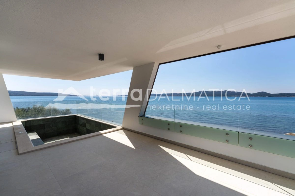 Wohnung in Sukošan – Neubau, erste Reihe zum Meer