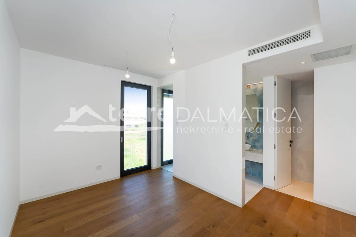 Wohnung in Sukošan – Neubau, erste Reihe zum Meer