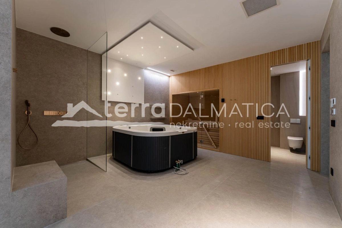 Ferienwohnung in Sukošan – erste Reihe zum Meer mit Swimmingpool und Wellnessbereich