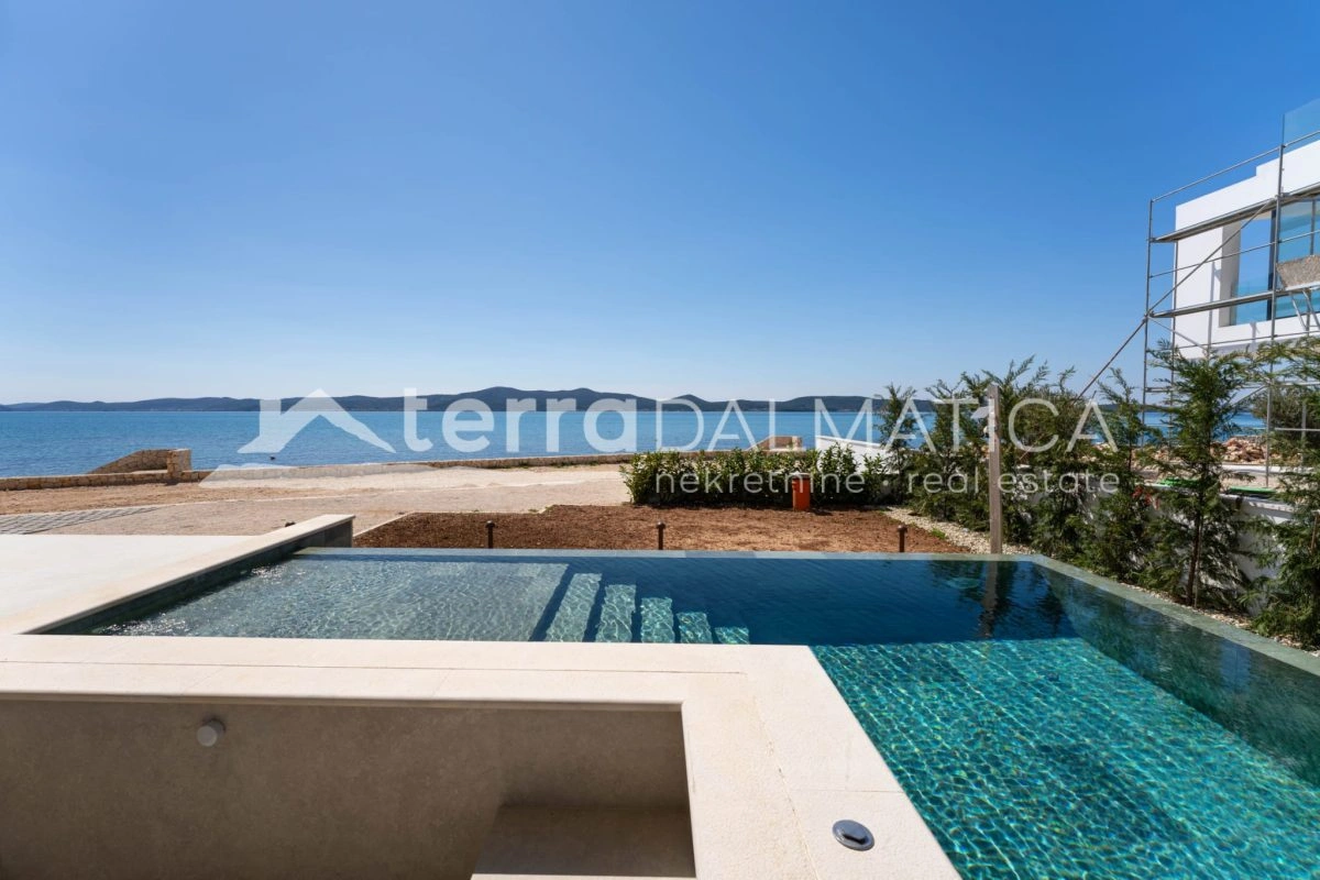Ferienwohnung in Sukošan – erste Reihe zum Meer mit Swimmingpool und Wellnessbereich