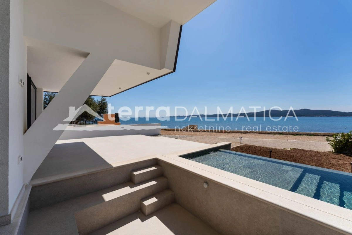 Ferienwohnung in Sukošan – erste Reihe zum Meer mit Swimmingpool und Wellnessbereich