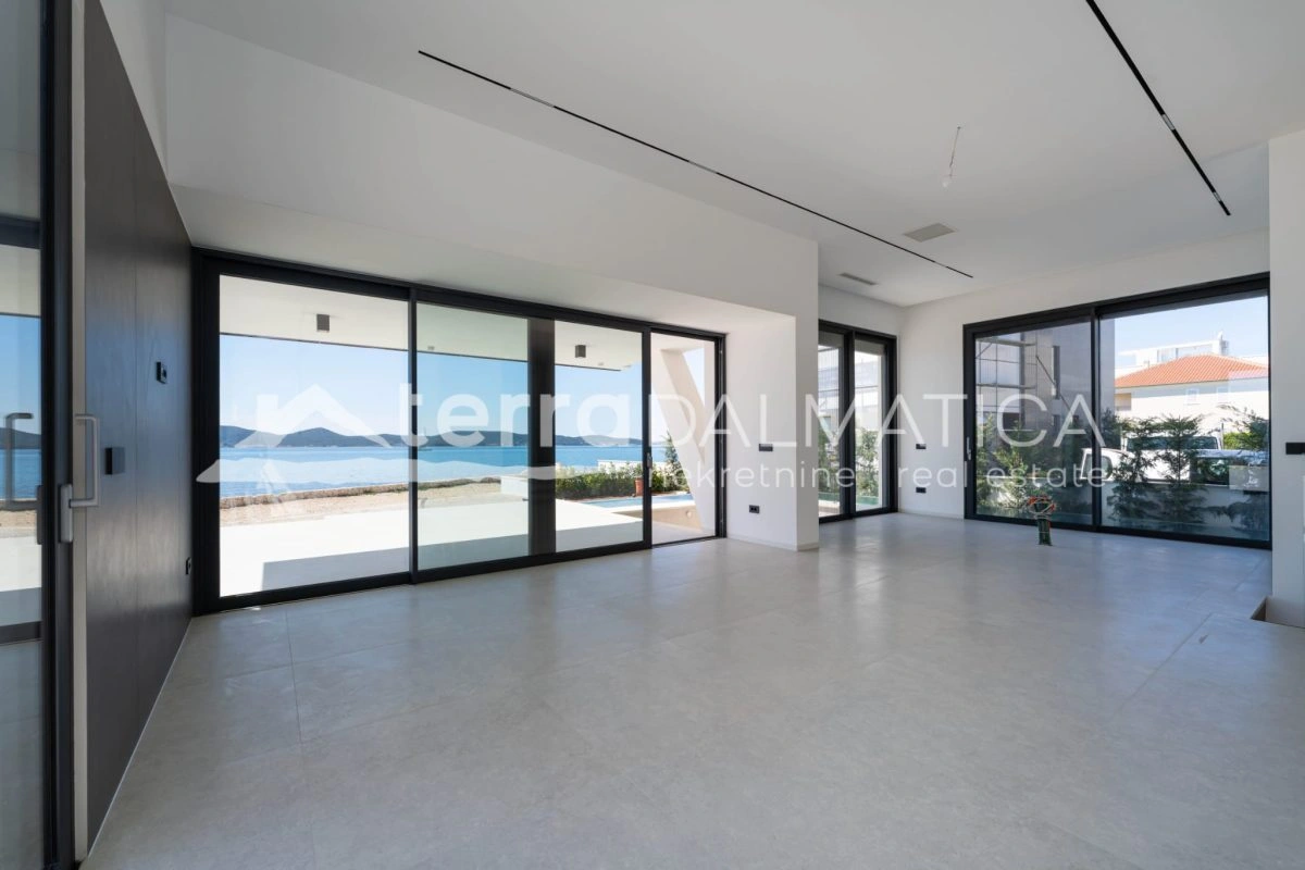 Ferienwohnung in Sukošan – erste Reihe zum Meer mit Swimmingpool und Wellnessbereich