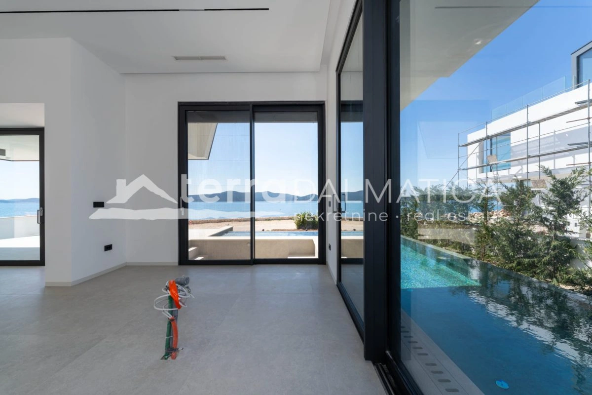Ferienwohnung in Sukošan – erste Reihe zum Meer mit Swimmingpool und Wellnessbereich