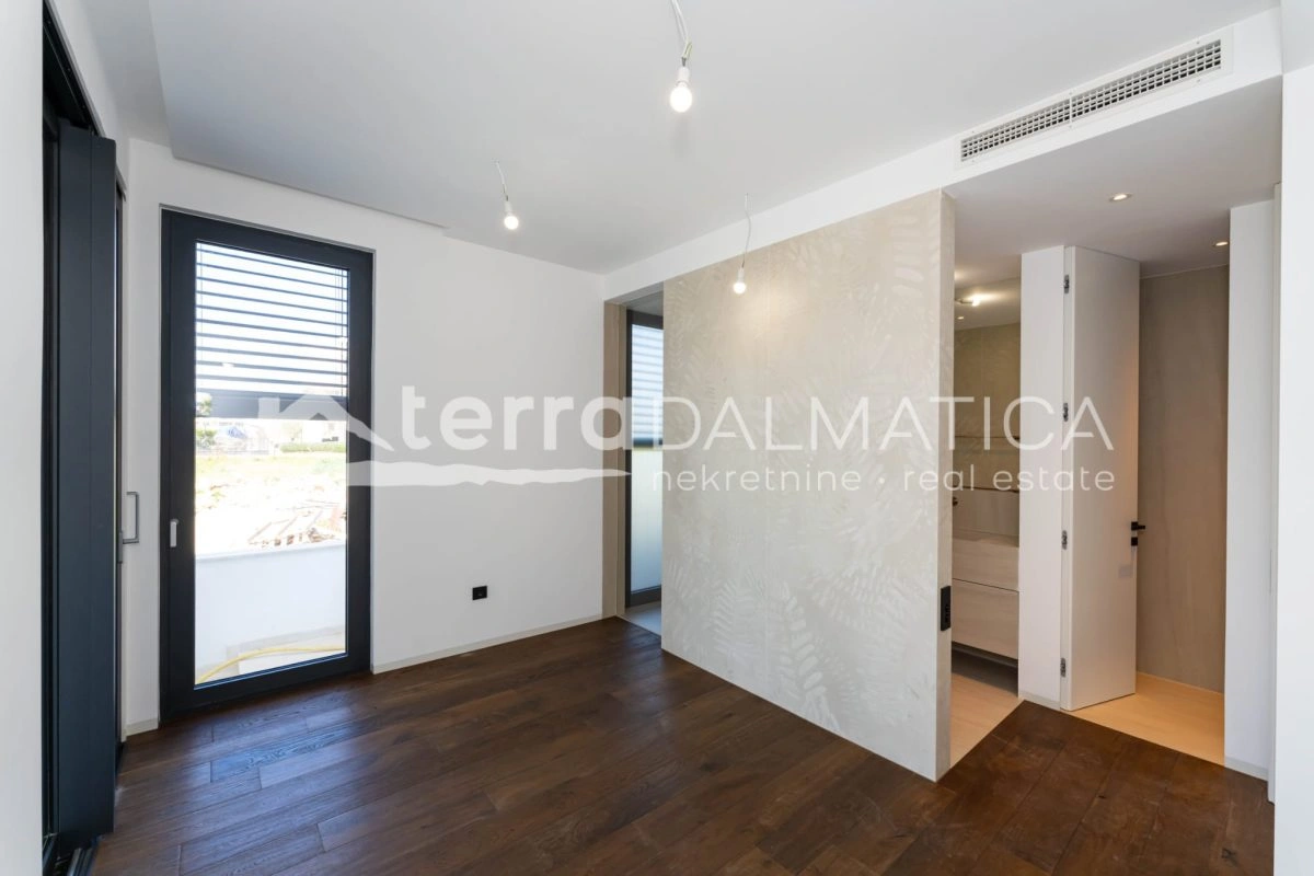 Ferienwohnung in Sukošan – erste Reihe zum Meer mit Swimmingpool und Wellnessbereich