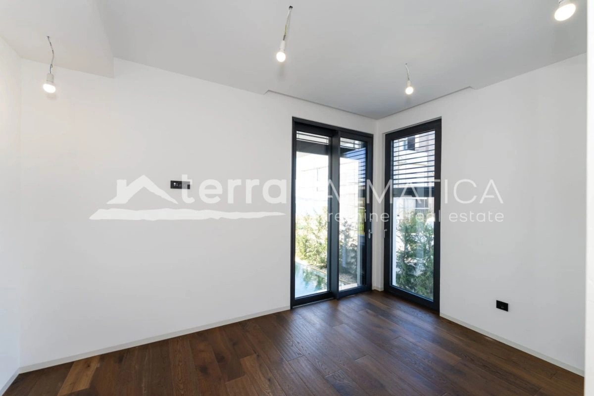 Ferienwohnung in Sukošan – erste Reihe zum Meer mit Swimmingpool und Wellnessbereich