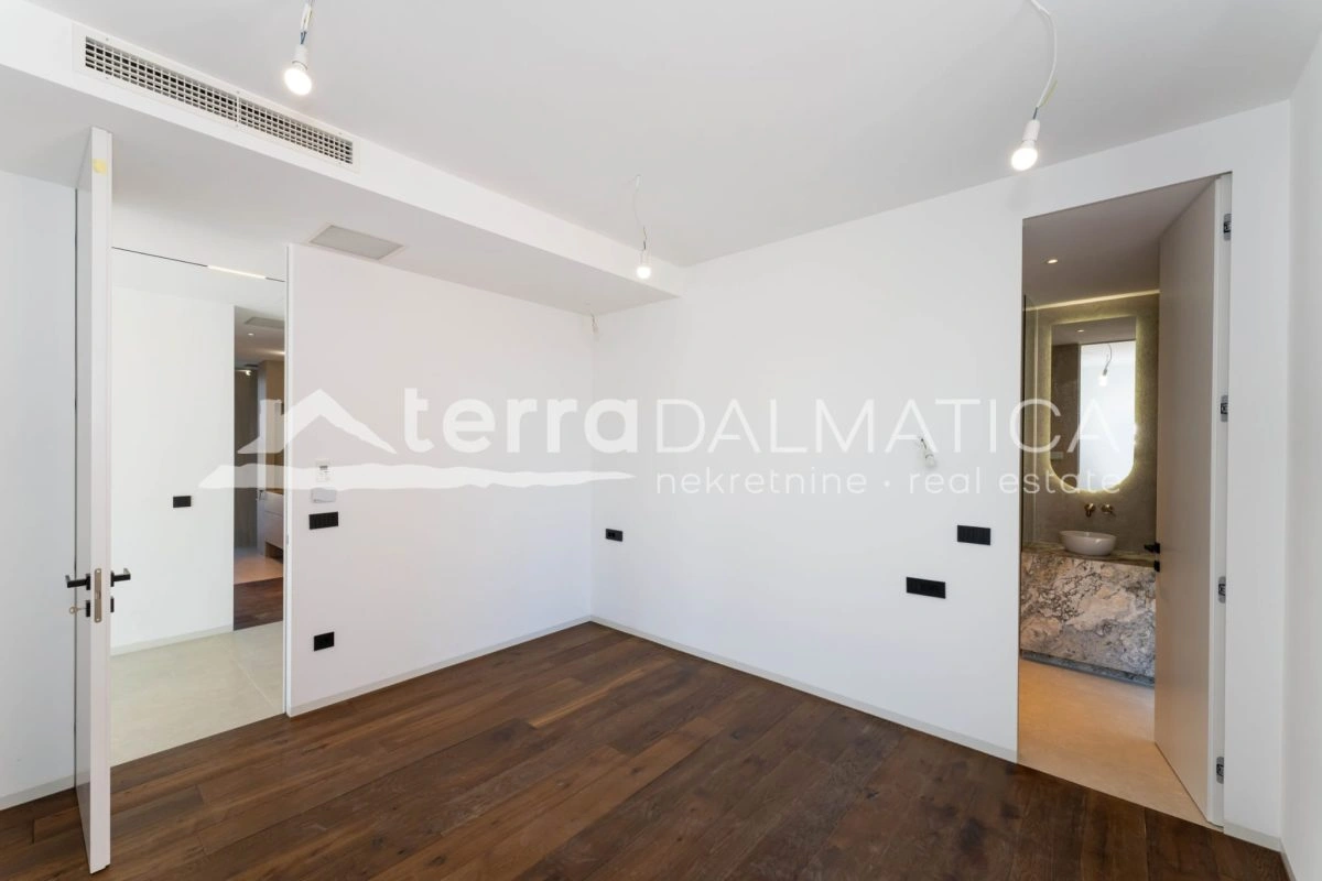 Ferienwohnung in Sukošan – erste Reihe zum Meer mit Swimmingpool und Wellnessbereich