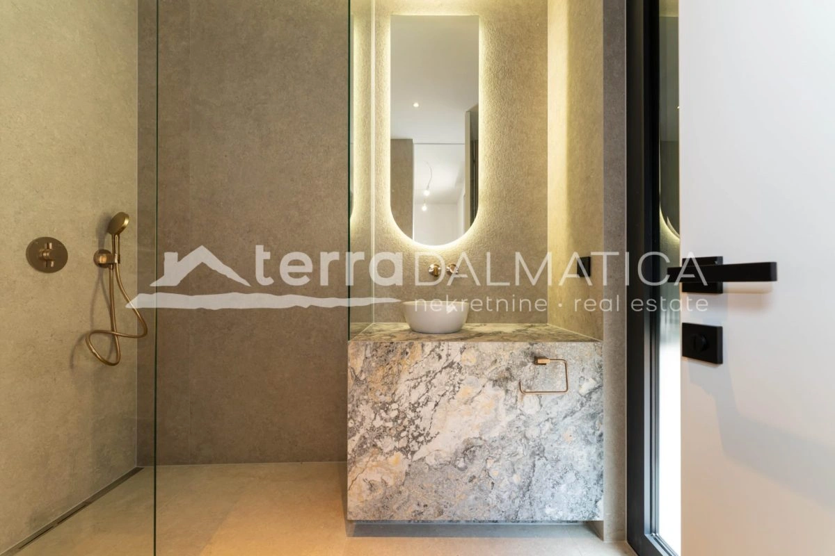 Ferienwohnung in Sukošan – erste Reihe zum Meer mit Swimmingpool und Wellnessbereich