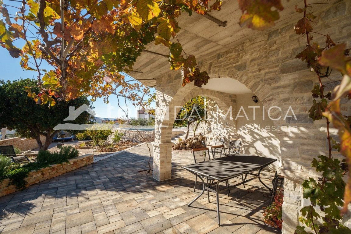 Eine einzigartige Villa mit Meerblick und Swimmingpool in der Nähe von Šibenik