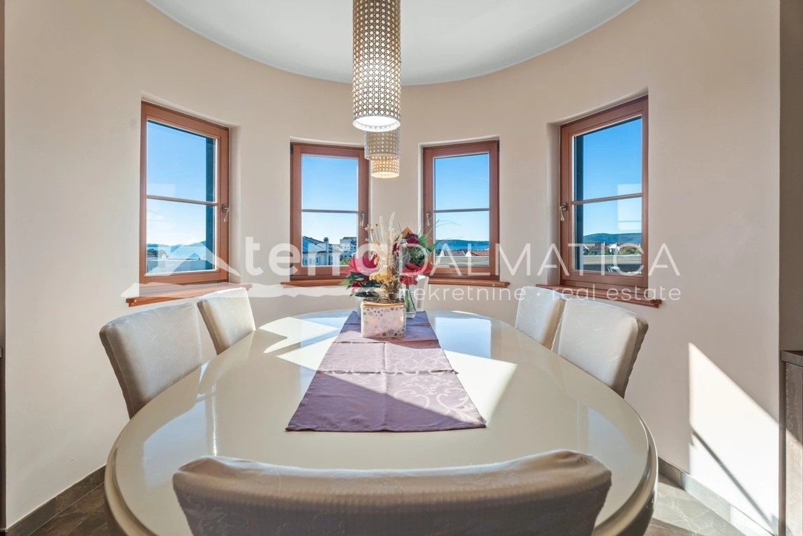 Eine einzigartige Villa mit Meerblick und Swimmingpool in der Nähe von Šibenik