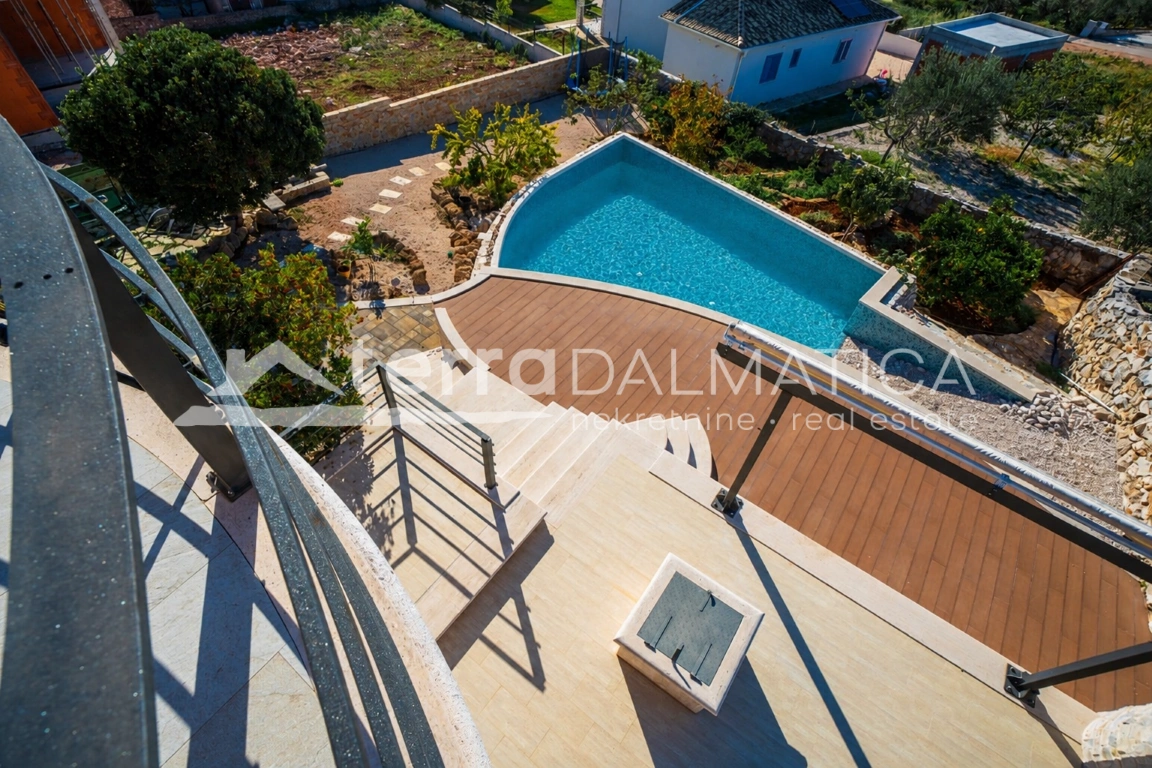 Eine einzigartige Villa mit Meerblick und Swimmingpool in der Nähe von Šibenik