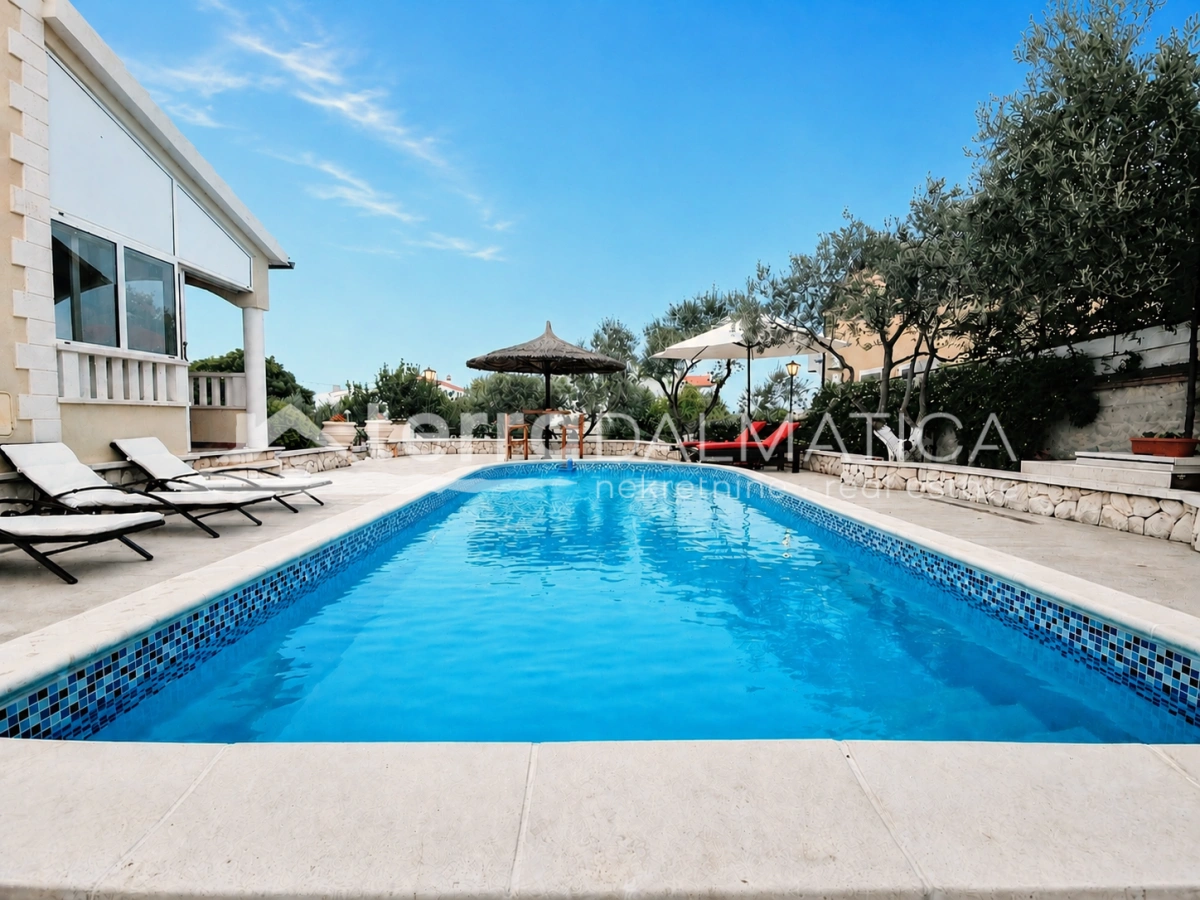 Ein geräumiges Haus in Vodice mit Meerblick und Swimmingpool