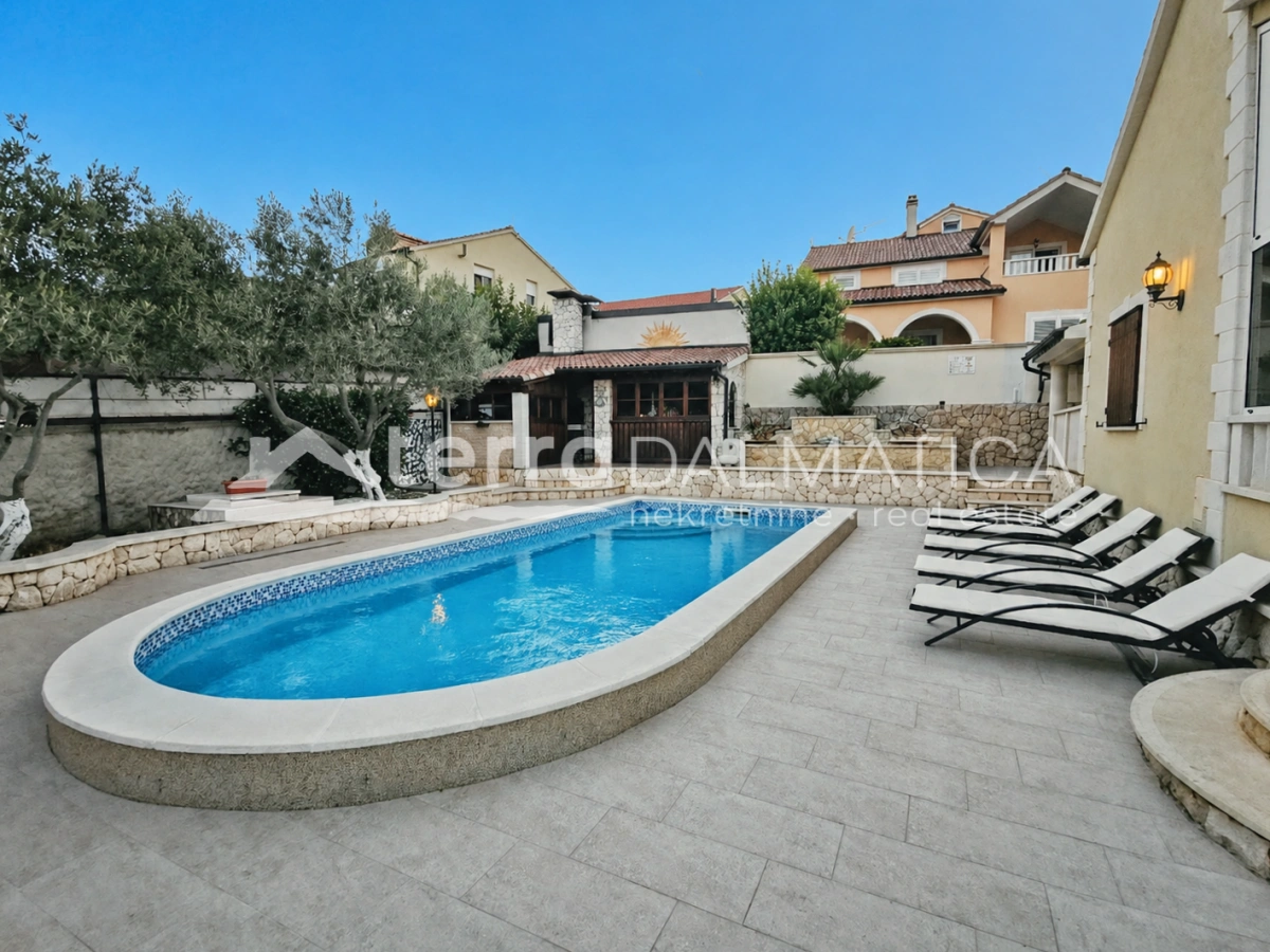 Ein geräumiges Haus in Vodice mit Meerblick und Swimmingpool