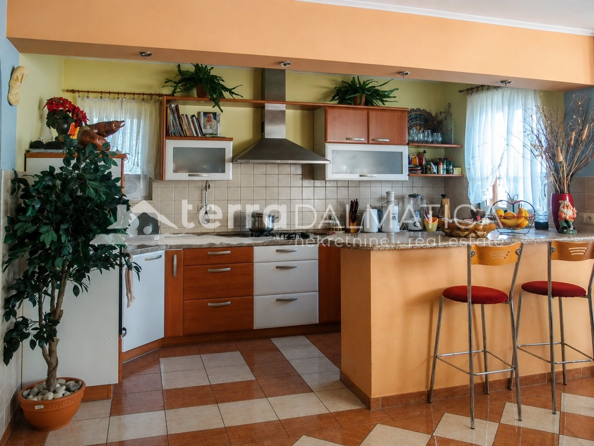 Ein geräumiges Haus in Vodice mit Meerblick und Swimmingpool