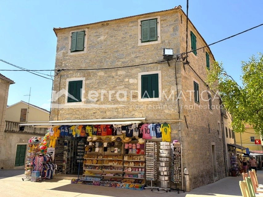 Stan u centru Skradina, 30 m od rive