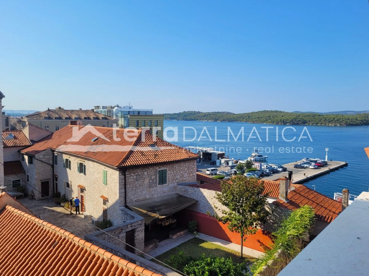 Authentisches, umgebautes Steinhaus im Zentrum von Šibenik – drei Etagen, Terrasse mit Blick auf das Meer und die Altstadt