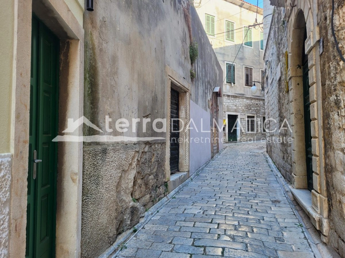 Authentisches, umgebautes Steinhaus im Zentrum von Šibenik – drei Etagen, Terrasse mit Blick auf das Meer und die Altstadt