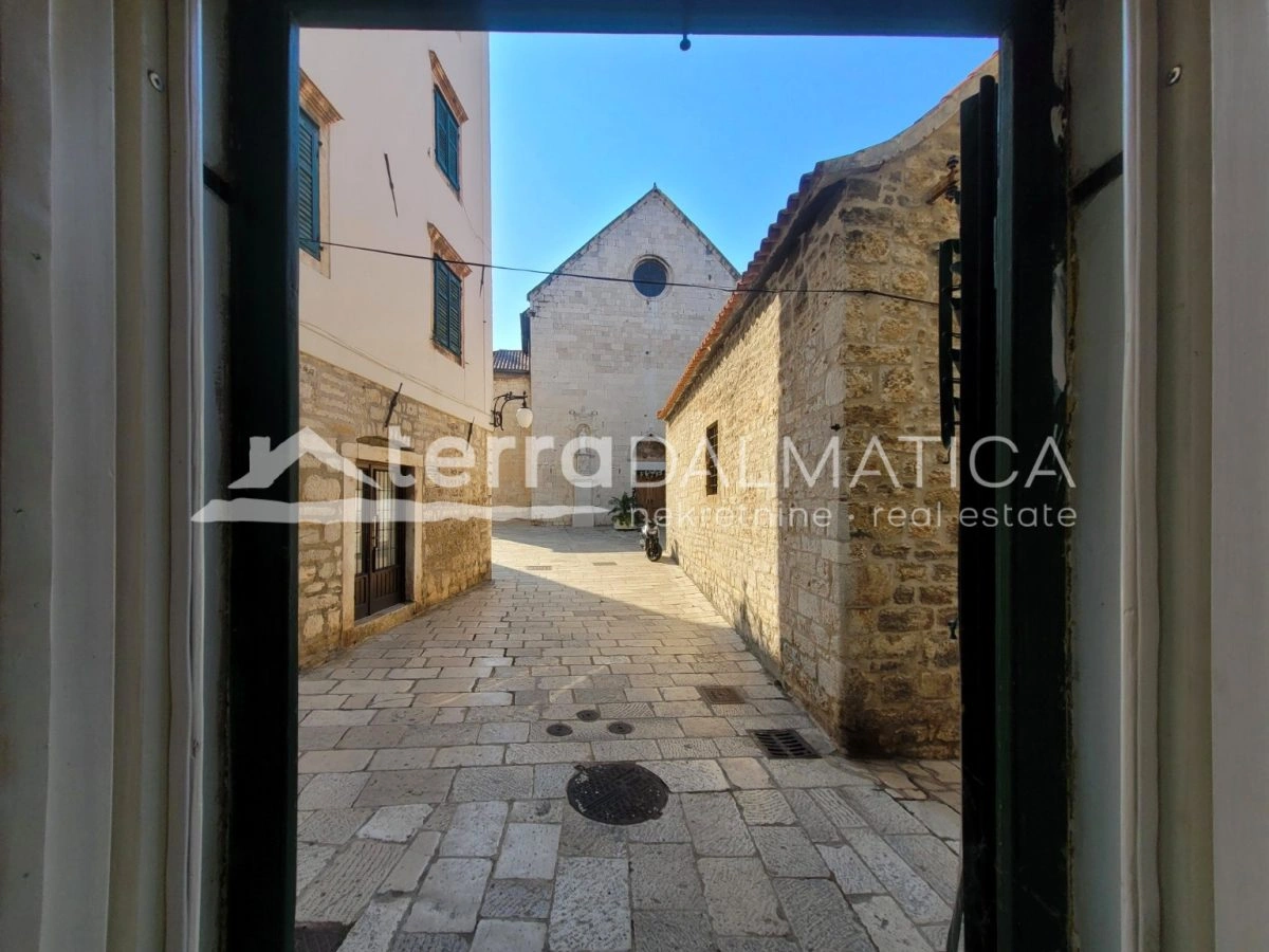 Authentisches, umgebautes Steinhaus im Zentrum von Šibenik – drei Etagen, Terrasse mit Blick auf das Meer und die Altstadt