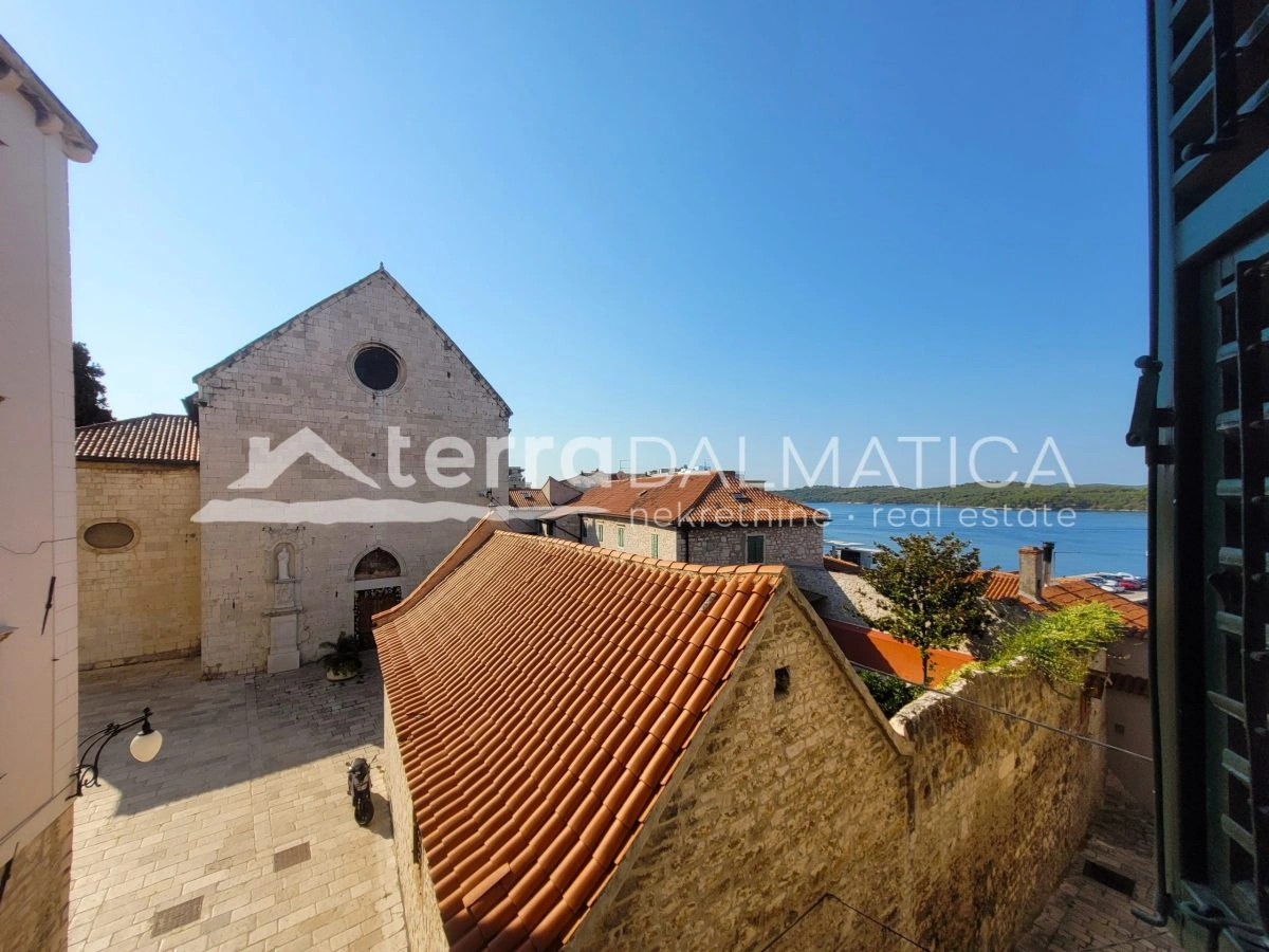 Authentisches, umgebautes Steinhaus im Zentrum von Šibenik – drei Etagen, Terrasse mit Blick auf das Meer und die Altstadt