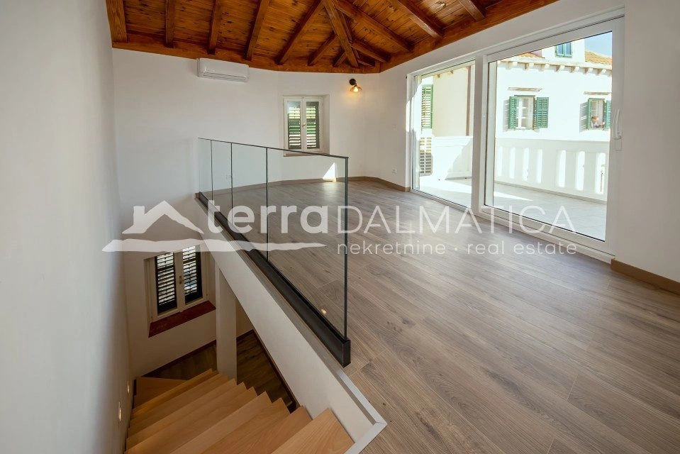 Authentisches, umgebautes Steinhaus im Zentrum von Šibenik – drei Etagen, Terrasse mit Blick auf das Meer und die Altstadt