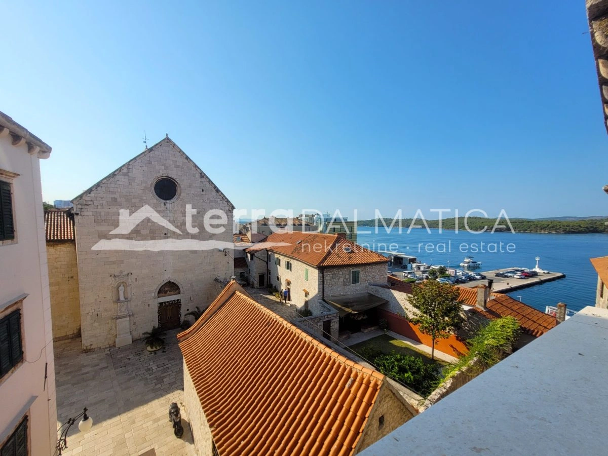 Authentisches, umgebautes Steinhaus im Zentrum von Šibenik – drei Etagen, Terrasse mit Blick auf das Meer und die Altstadt