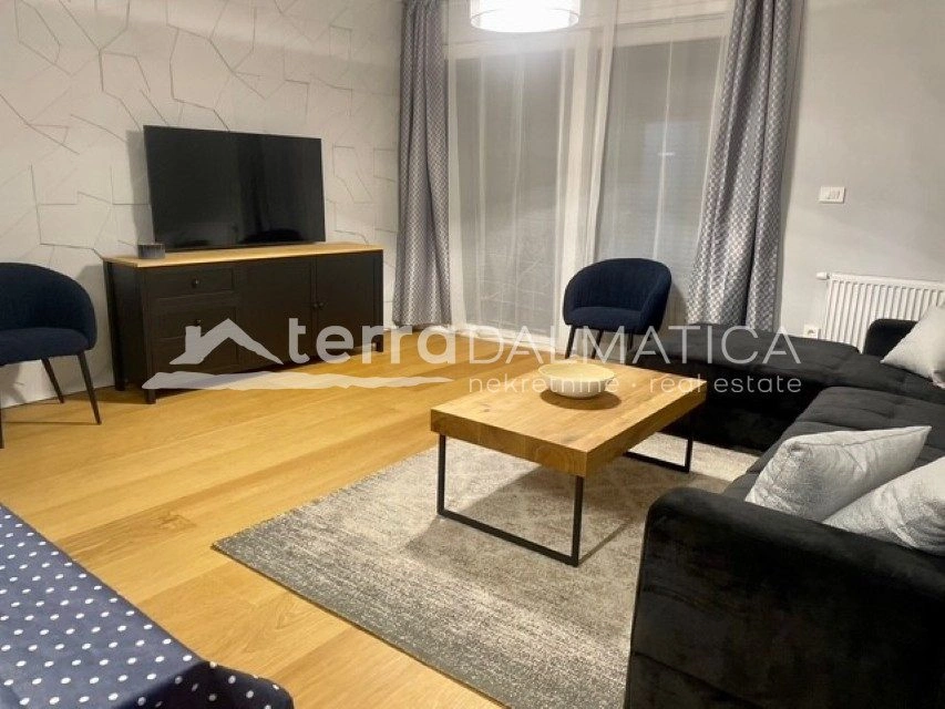 Kuća s dva stana u Vodicama, 500 m od centra