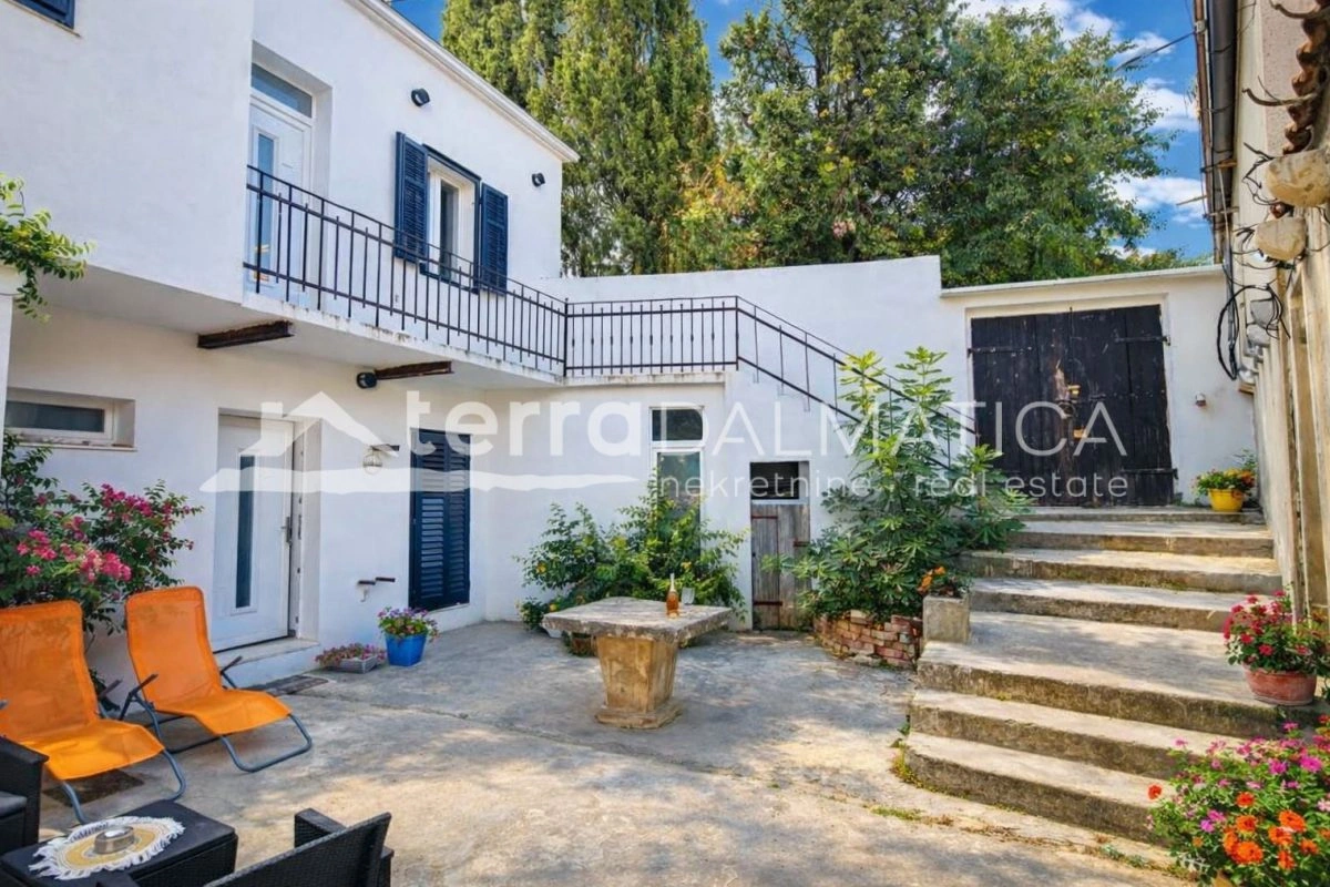 Renoviertes Haus mit 2 Wohnungen und einem Hof ​​im weiteren Zentrum von Šibenik