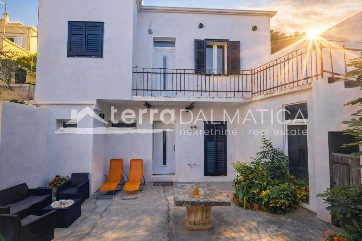 Renoviertes Haus mit 2 Wohnungen und einem Hof ​​im weiteren Zentrum von Šibenik