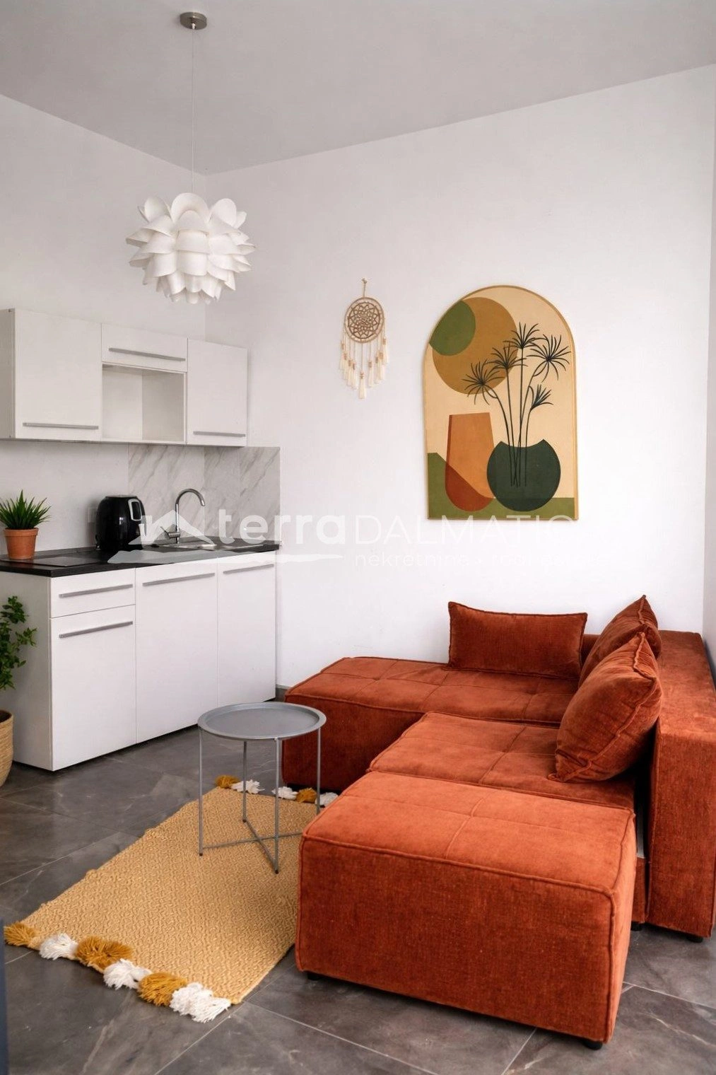 Renoviertes Haus mit 2 Wohnungen und einem Hof ​​im weiteren Zentrum von Šibenik