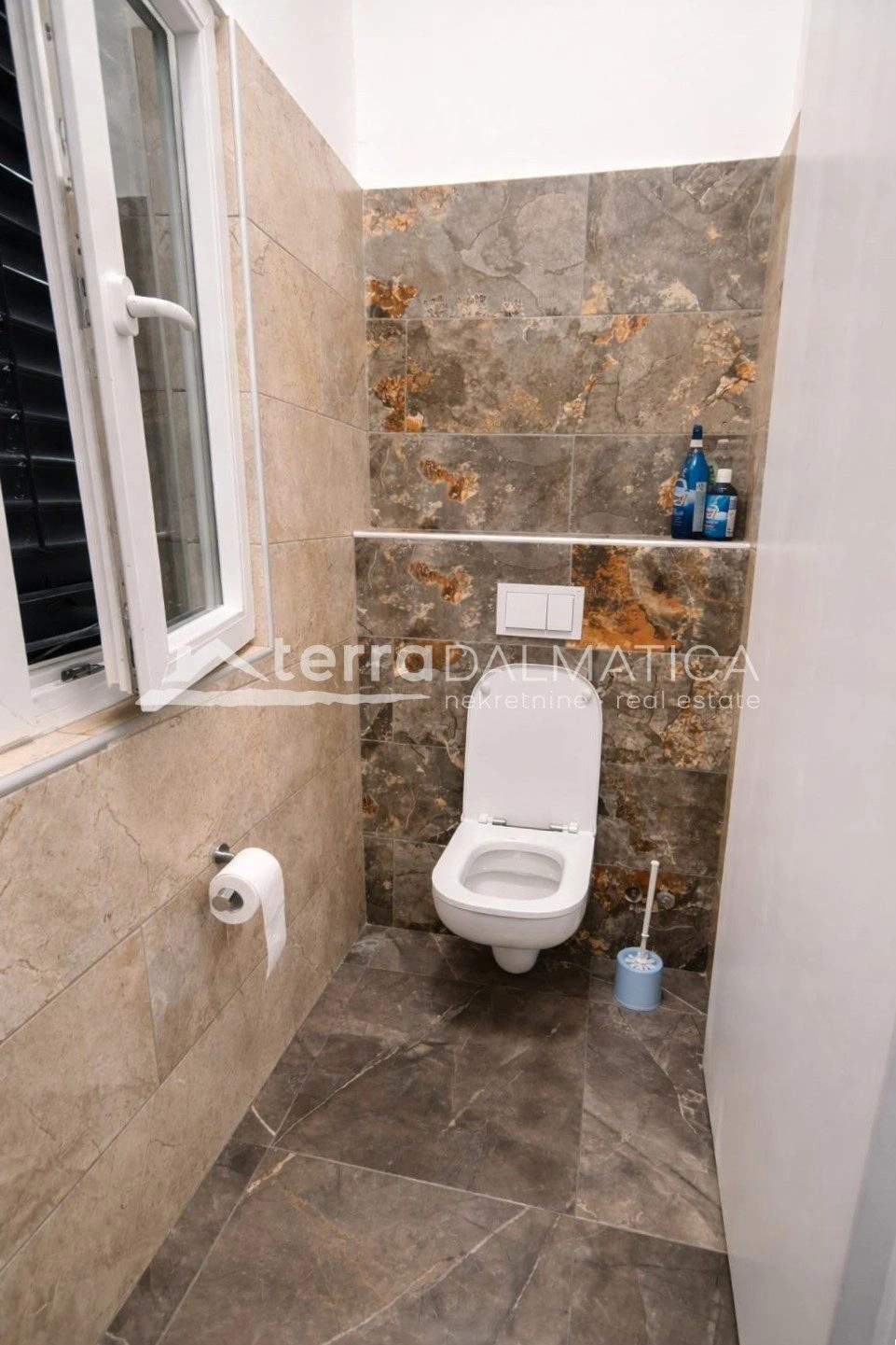 Renoviertes Haus mit 2 Wohnungen und einem Hof ​​im weiteren Zentrum von Šibenik