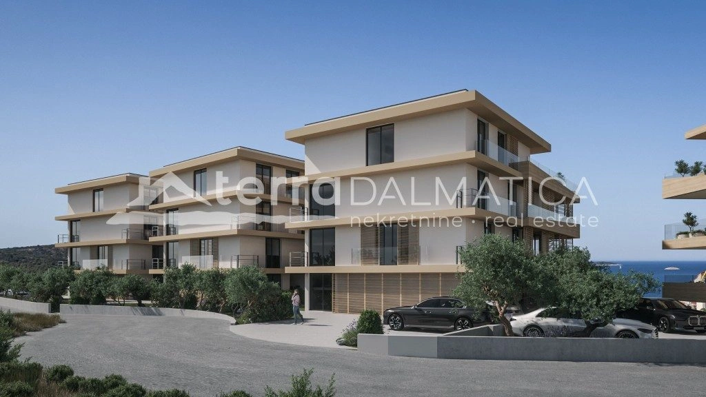 Neubau in Primošten – Garage, Aufzug und Terrasse mit Meerblick