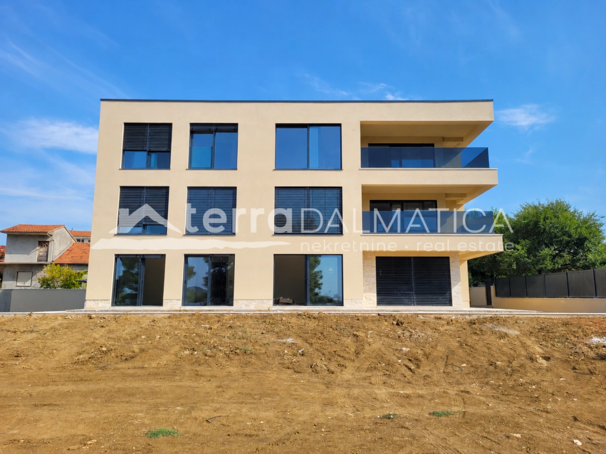 Apartment in Vodice – Neubau mit Garten, 80 m vom Meer entfernt