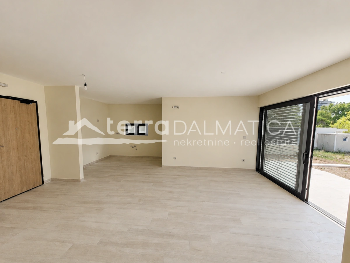 Apartment in Vodice – Neubau mit Garten, 80 m vom Meer entfernt
